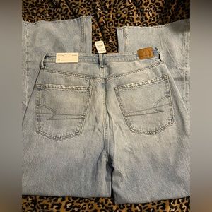 Size 12 American Eagle. 🦅 Highest Waist 90s Flare w/ comfort waistband jeans.